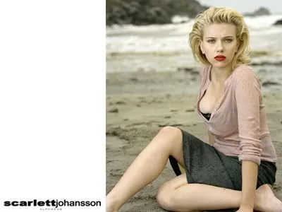 Scarlett Johansson Women's Junior Cut Crewneck T-Shirt