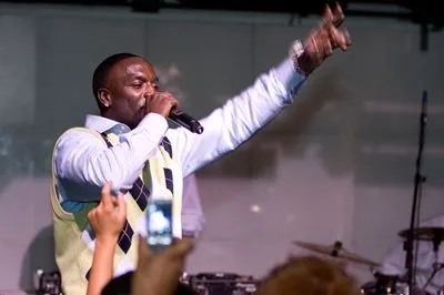 Akon Tote